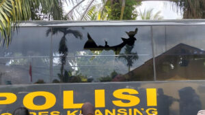 Aksi Anarkis Warga Rusak Mobil Polisi saat Penertiban PETI di Kuansing