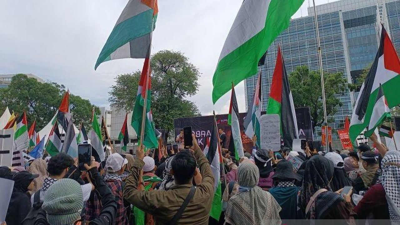 Aksi Bela Palestina di Depan Kedubes AS, Jalan Medan Merdeka Selatan Ditutup Aksi Bela Palestina di Depan Kedubes AS, Jalan Medan Merdeka Selatan Ditutup
