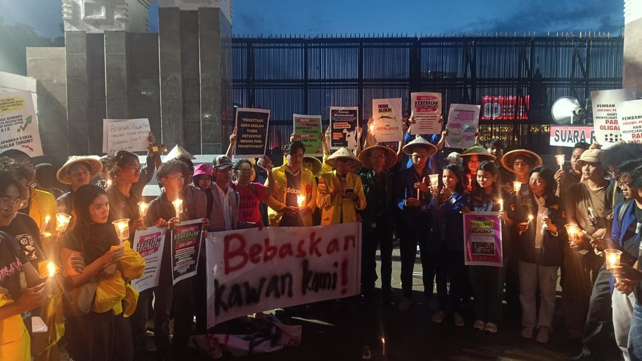 Aksi ‘Piknik’ di Depan DPR Berakhir dengan Lilin, Massa Tuntut Bebaskan Tahanan Politik Aksi ‘Piknik’ di Depan DPR Berakhir dengan Lilin, Massa Tuntut Bebaskan Tahanan Politik