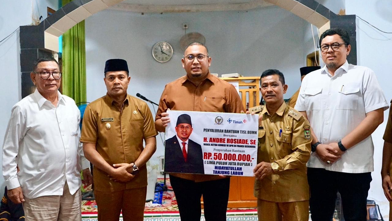 Andre Rosiade Salurkan Bantuan Ambulans dan Dua Masjid di Sumbar Andre Rosiade Salurkan Bantuan Ambulans dan Dua Masjid di Sumbar