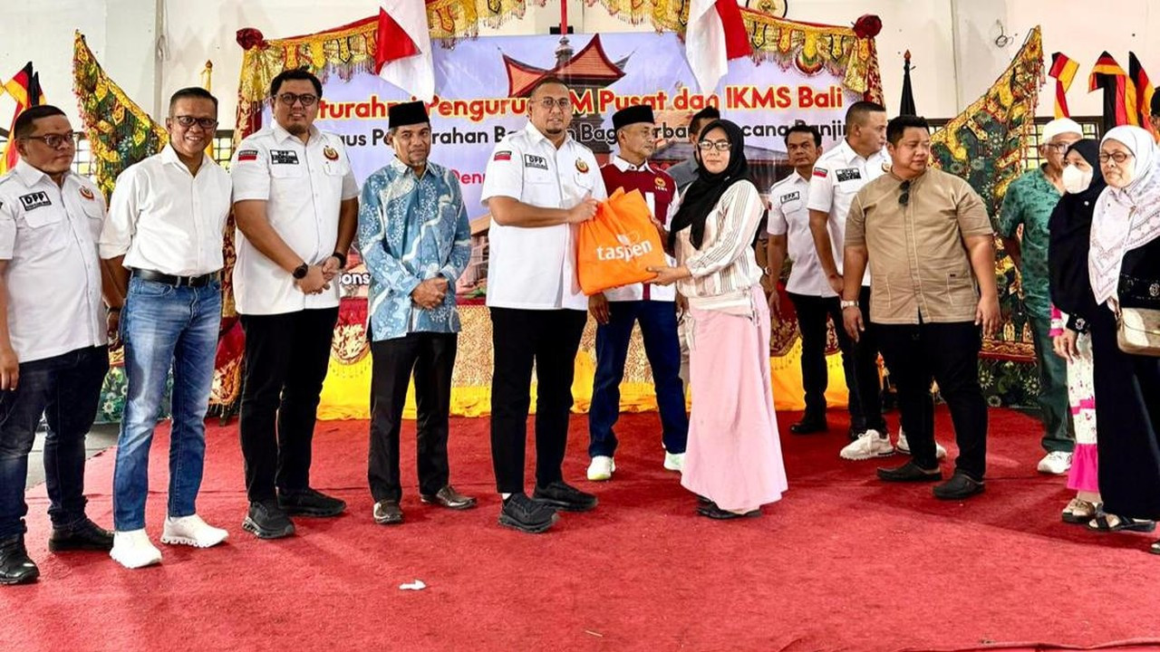 Andre Rosiade Salurkan Bantuan Rp100 Juta dan Sembako untuk Perantau Minang Korban Banjir di Bali