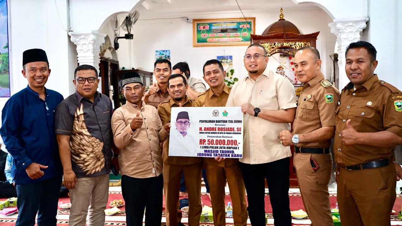 Andre Rosiade Serahkan Bantuan Rp50 Juta untuk Masjid di Solok, Perkuat Infrastruktur Daerah