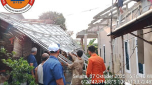 Angin Kencang Terjang Bogor, Atap Rumah Warga Terbang dan Penghuni Mengungsi