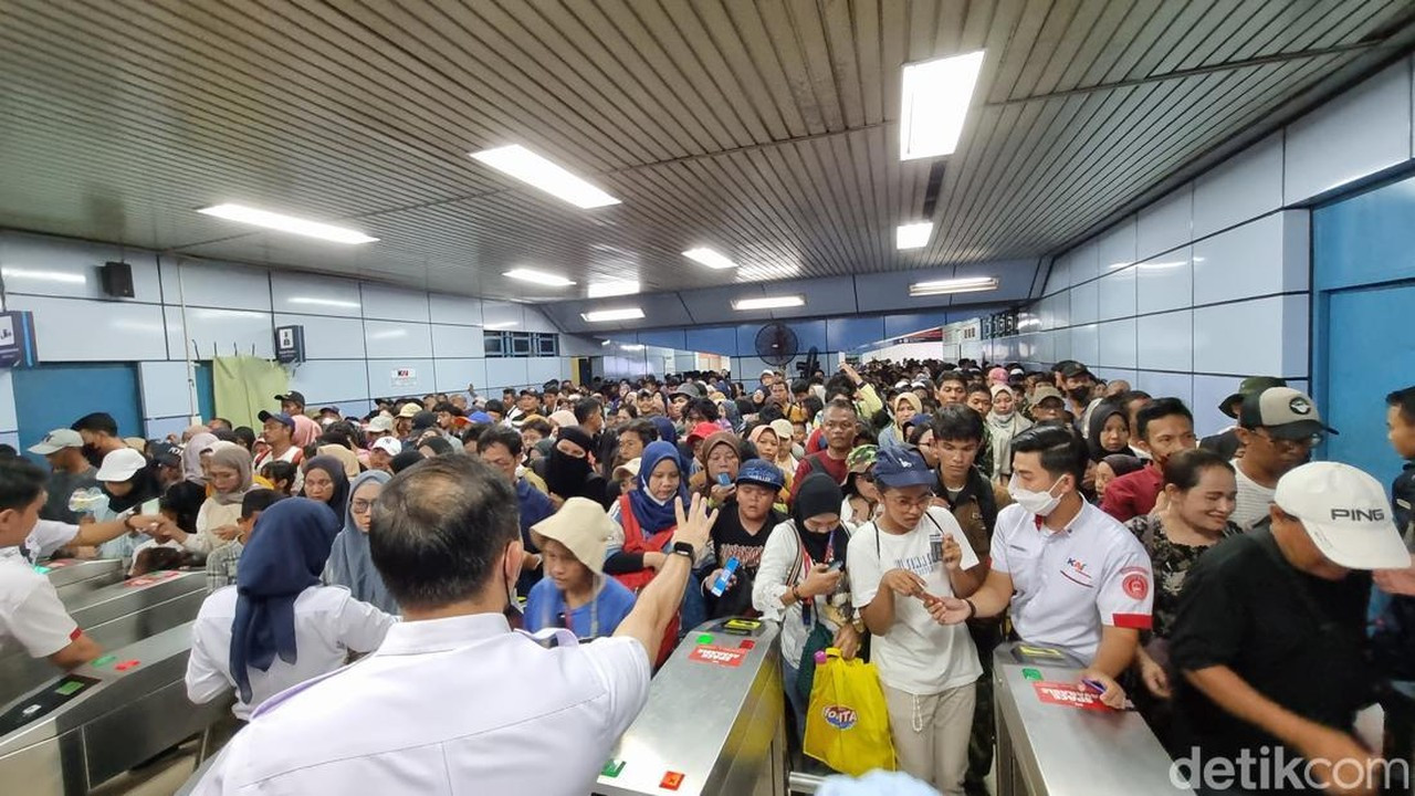 Antrean Panjang di Stasiun Juanda Usai Perayaan HUT ke-80 TNI di Monas