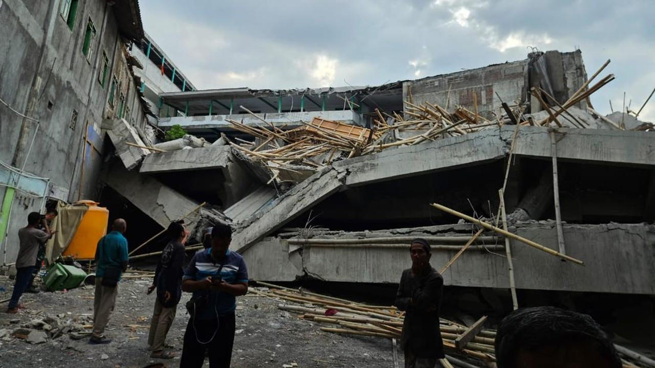 BNPB Jelaskan Kendala Evakuasi Korban Ambruk Ponpes Al Khoziny Sidoarjo BNPB Jelaskan Kendala Evakuasi Korban Ambruk Ponpes Al Khoziny Sidoarjo