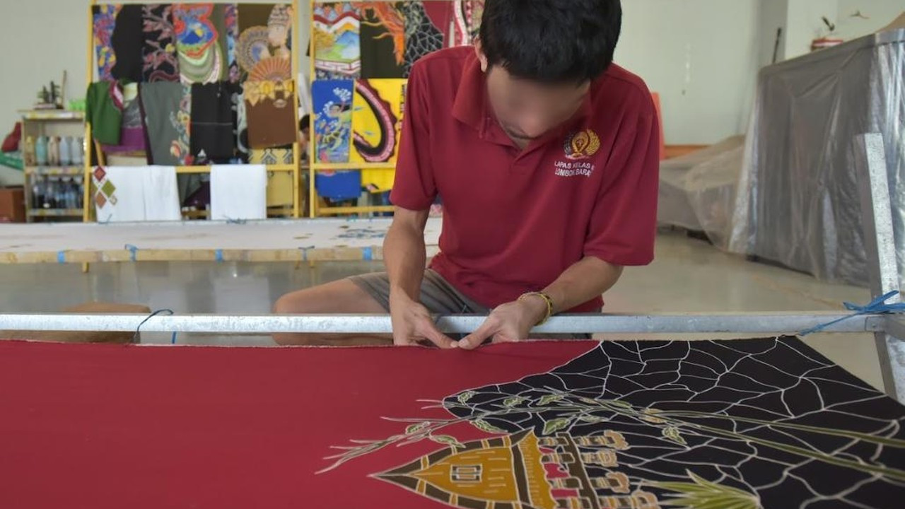 Batik Karya Napi Lapas Lombok Barat Siap Tampil di MotoGP Mandalika 2025 Batik Karya Napi Lapas Lombok Barat Siap Tampil di MotoGP Mandalika 2025