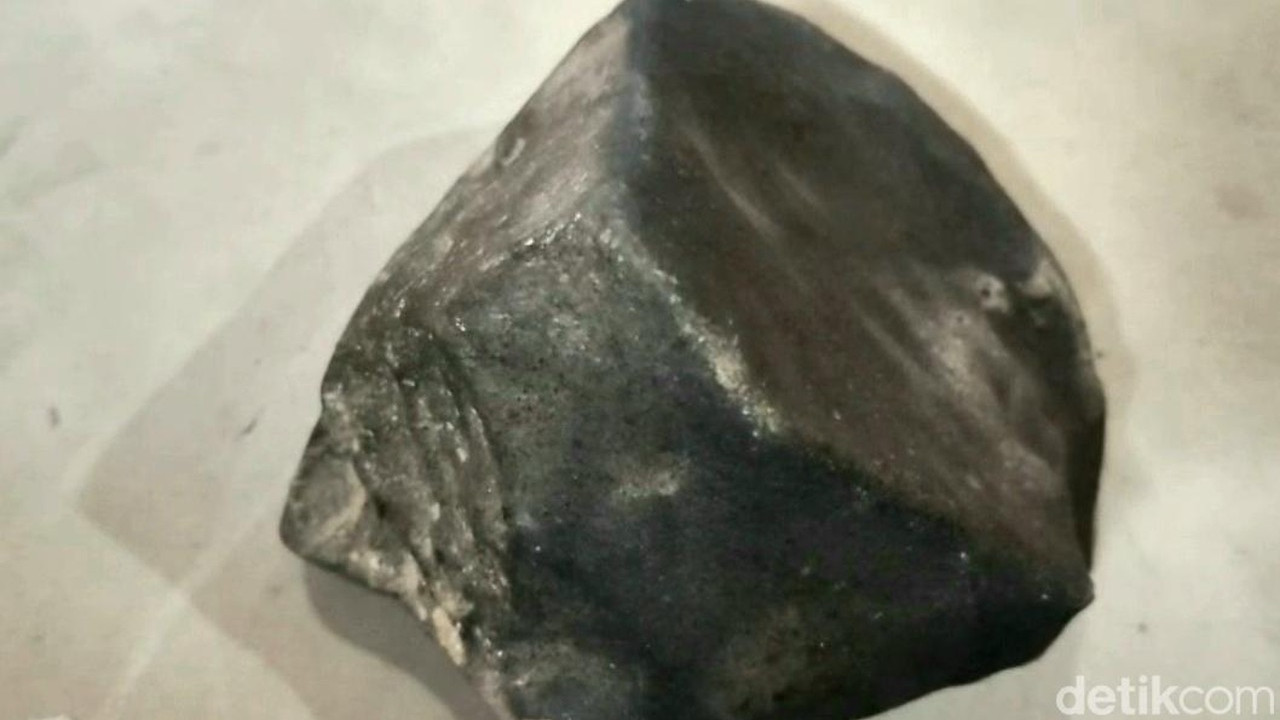 Batu Diduga Meteor Jatuh di Pekarangan Warga Tegal, Ini Penampakannya