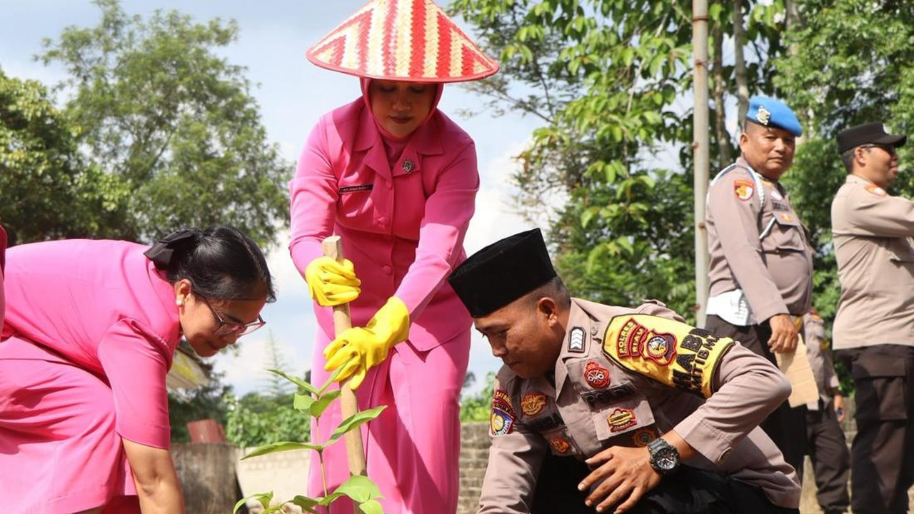 Bhayangkari Kuansing Tanam Pohon Dukung Program Green Policing