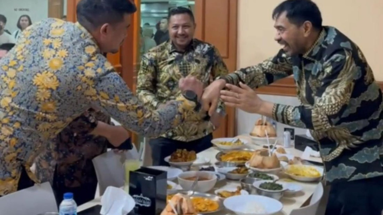 Bobby Nasution dan Gubernur Aceh Mualem Saling Sapa Saat Bertemu di Jakarta Bobby Nasution dan Gubernur Aceh Mualem Saling Sapa Saat Bertemu di Jakarta