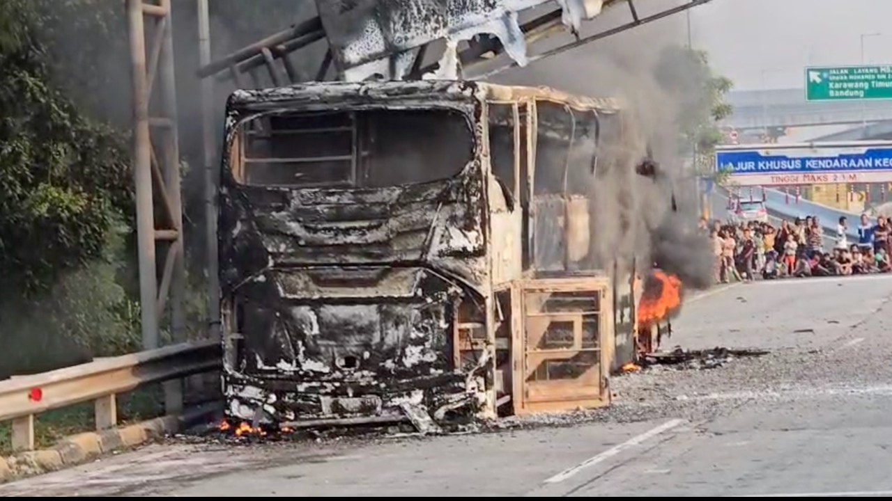 Bus Damri Terbakar di Tol Cikampek, Penumpang Selamat Dievakuasi Bus Damri Terbakar di Tol Cikampek, Penumpang Selamat Dievakuasi