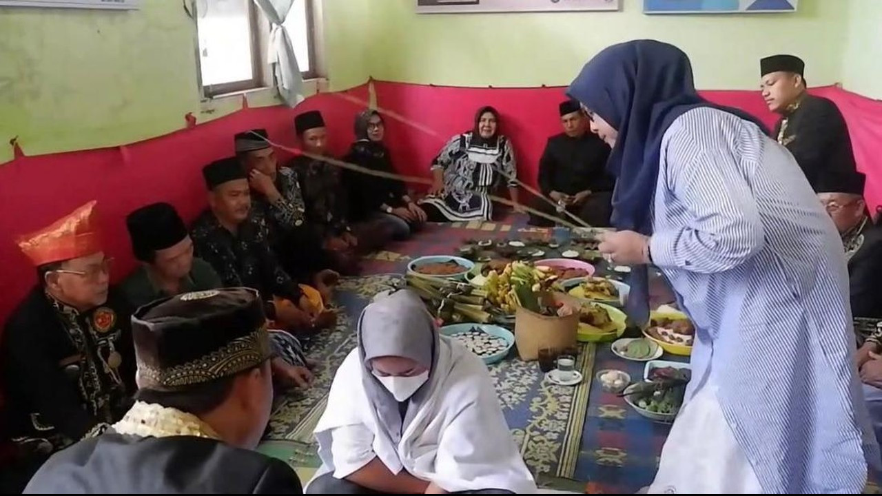 Dua Warga Bengkulu Dicambuk 100 Kali dan Didenda Rp 30 Juta Usai Terbukti Selingkuh