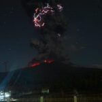 Erupsi Gunung Lewotobi Laki-laki dengan Letusan 300 Meter, Warga Diminta Waspada