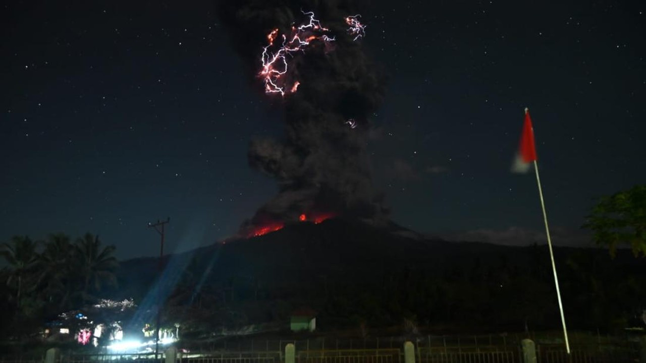 Erupsi Gunung Lewotobi Laki-laki dengan Letusan 300 Meter, Warga Diminta Waspada Erupsi Gunung Lewotobi Laki-laki dengan Letusan 300 Meter, Warga Diminta Waspada