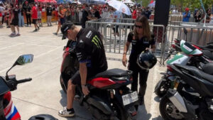 Fabio Quartararo Tunjukkan Sikap Gentleman dengan Beri Helm dan Turunkan Footstep untuk Boncenger Wanita di Mandalika
