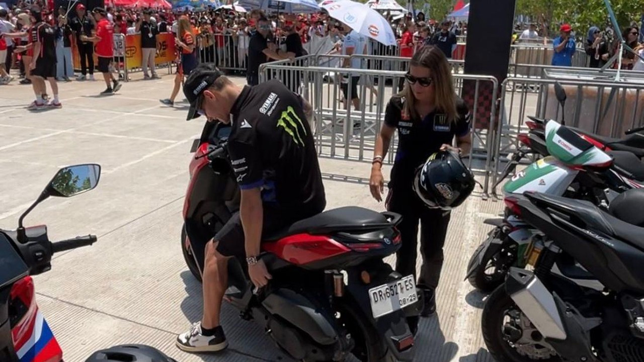 Fabio Quartararo Tunjukkan Sikap Gentleman dengan Beri Helm dan Turunkan Footstep untuk Boncenger Wanita di Mandalika