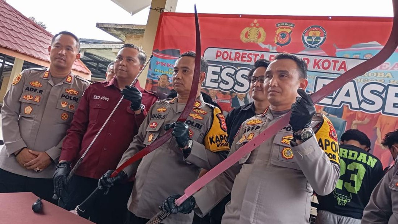 Gangster di Bogor Konvoi Bawa Celurit, Sempat Melawan hingga Lukai Polisi Gangster di Bogor Konvoi Bawa Celurit, Sempat Melawan hingga Lukai Polisi