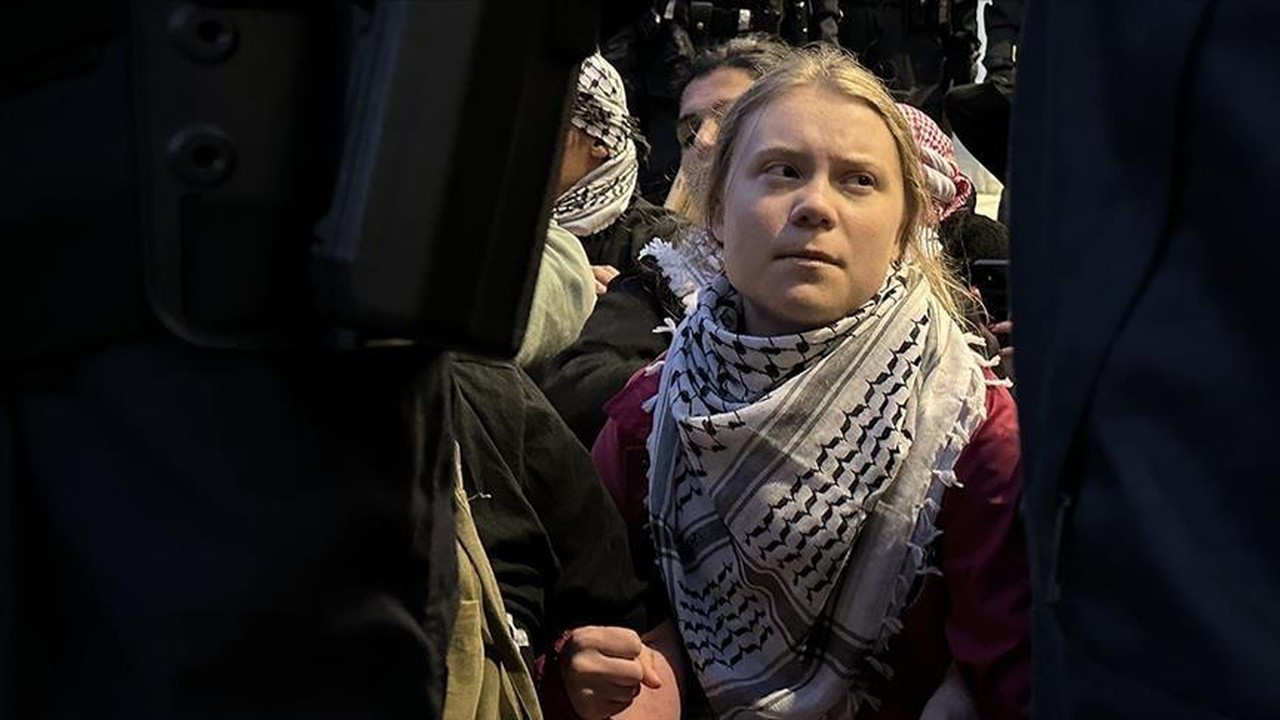 Greta Thunberg Dideportasi Israel, Kini Tiba di Yunani Bersama 160 Aktivis Global Greta Thunberg Dideportasi Israel, Kini Tiba di Yunani Bersama 160 Aktivis Global