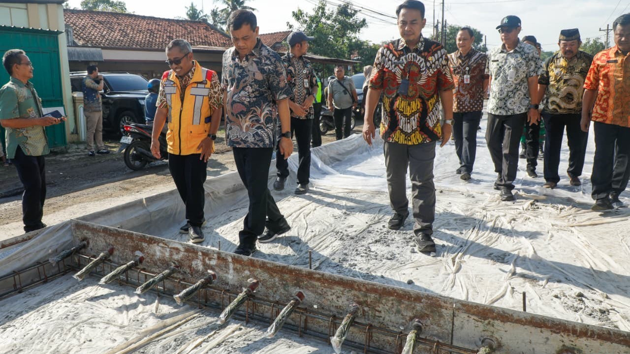 Gubernur Jateng Tinjau Proyek Perbaikan Jalan Strategis Wiradesa-Kajen Senilai Rp33 Miliar