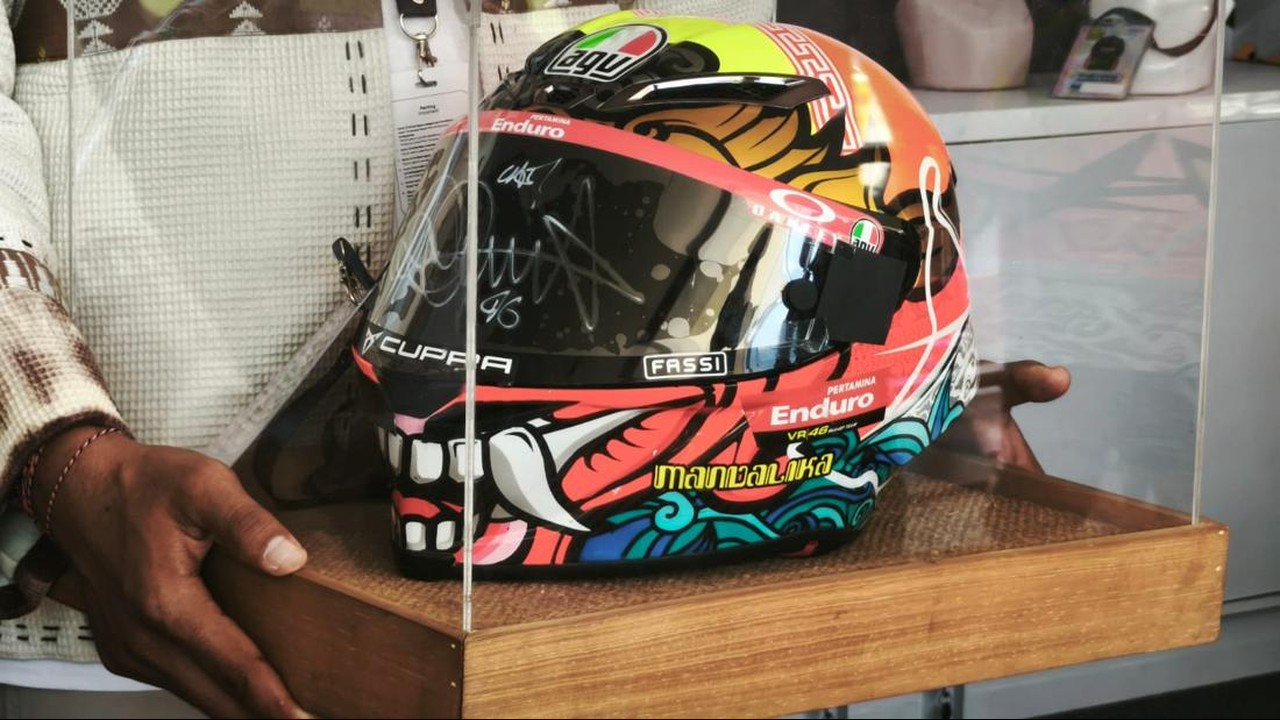 Helm Bertanda Tangan Valentino Rossi Laku Rp 15 Juta di Lelang Mandalika
