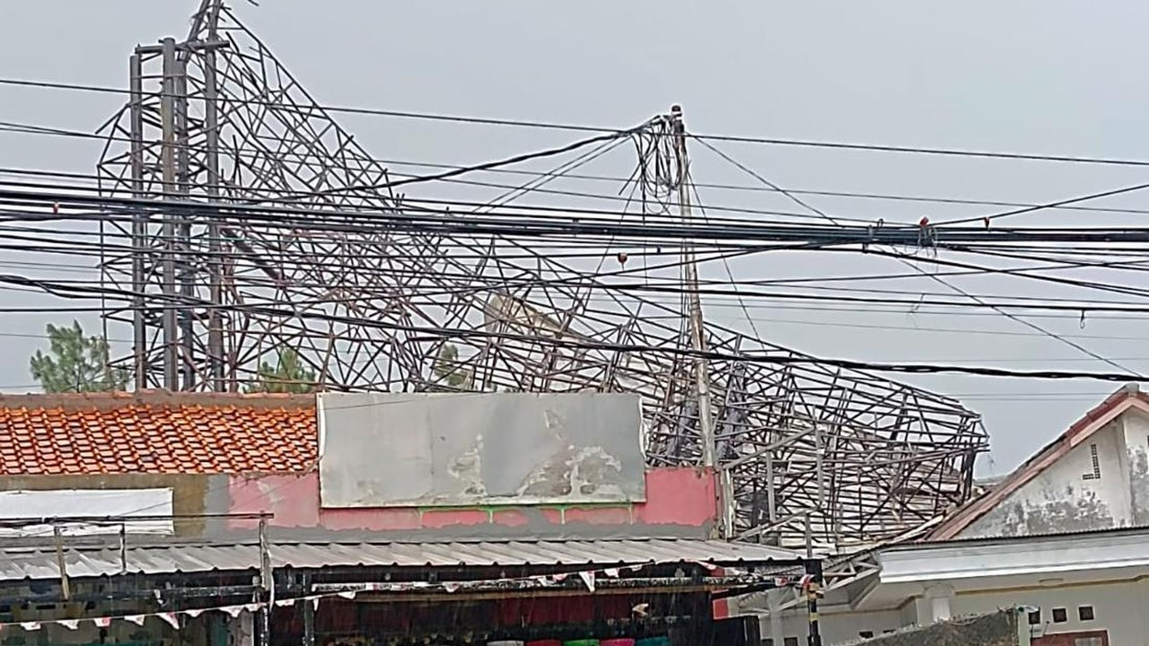 Hujan Deras dan Angin Kencang Sebabkan Papan Reklame Roboh di Ciputat Tangsel Hujan Deras dan Angin Kencang Sebabkan Papan Reklame Roboh di Ciputat Tangsel