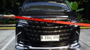 KPK Kembalikan Toyota Alphard Sitaan dari Eks Wamenaker Immanuel Ebenezer