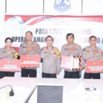 Kabid Humas Polda Metro Jaya Beri Penghargaan untuk Personel Berprestasi Oktober 2025
