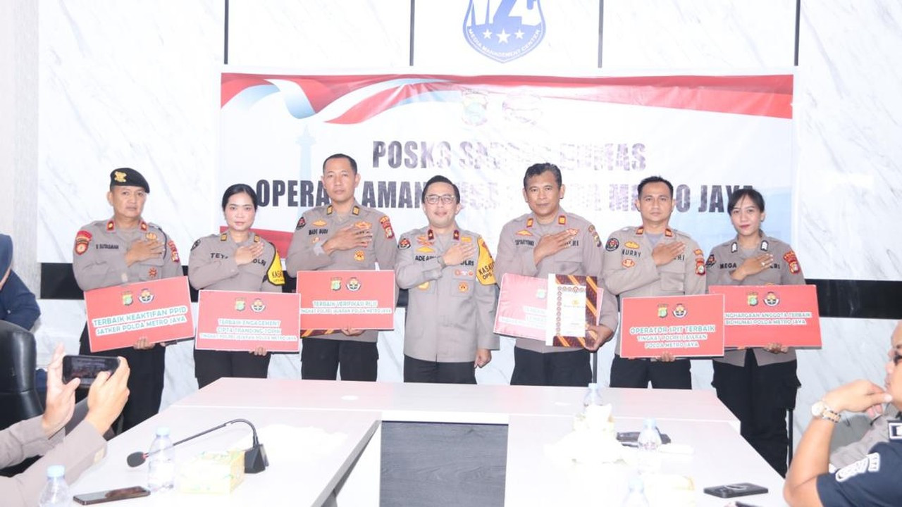 Kabid Humas Polda Metro Jaya Beri Penghargaan untuk Personel Berprestasi Oktober 2025