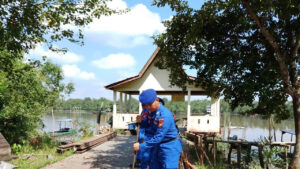 Kapal Satpolairud Merapat di Siak, Bagikan Sembako dan Gelar Bersih-Bersih Pesisir