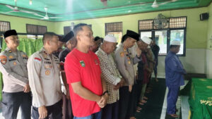 Kapolres Dumai Turut Salatkan Jenazah Warga, Tunjukkan Empati Mendalam