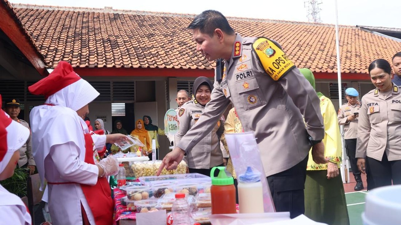 Kapolres Jaktim Pantau Program Makan Bergizi Gratis di SD Kemala Bhayangkari 5 Kapolres Jaktim Pantau Program Makan Bergizi Gratis di SD Kemala Bhayangkari 5