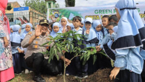Kapolres Kampar Ajak Anak TK Tanam Pohon untuk Cinta Lingkungan