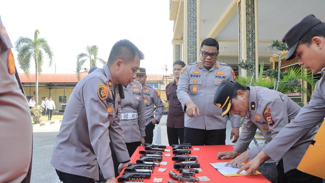 Kapolres Kampar Lakukan Pemeriksaan Mendadak Senjata Api Personel untuk Cegah Penyalahgunaan Kapolres Kampar Lakukan Pemeriksaan Mendadak Senjata Api Personel untuk Cegah Penyalahgunaan