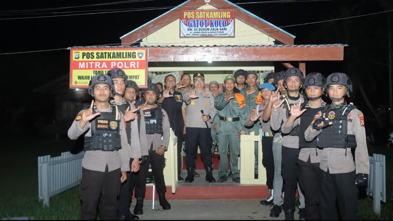 Kapolres Meranti Turun Langsung Perkuat Keamanan Lewat Patroli Siskamling Kapolres Meranti Turun Langsung Perkuat Keamanan Lewat Patroli Siskamling