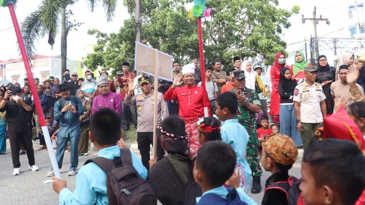 Kapolres Pelalawan Lepas Pawai Meriahkan HUT ke-26 Kabupaten Pelalawan