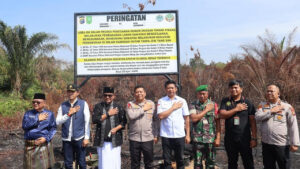 Kapolres Pelalawan Pasang Plang Tegaskan Larangan Garap Lahan Bekas Karhutla