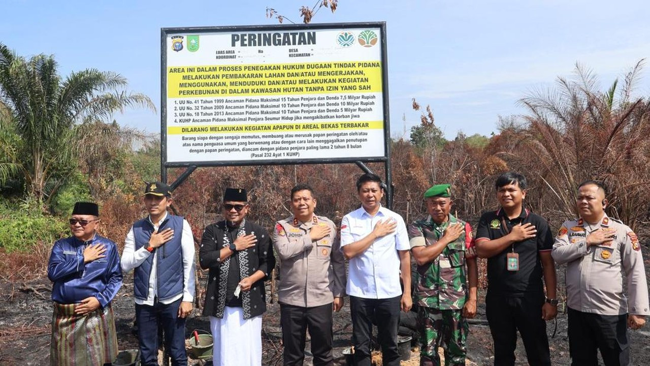 Kapolres Pelalawan Pasang Plang Tegaskan Larangan Garap Lahan Bekas Karhutla Kapolres Pelalawan Pasang Plang Tegaskan Larangan Garap Lahan Bekas Karhutla