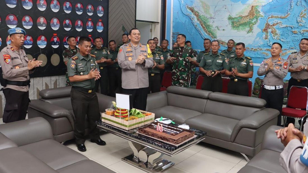 Kapolres Priok Berikan Kejutan di 5 Markas TNI Rayakan HUT ke-80 Kapolres Priok Berikan Kejutan di 5 Markas TNI Rayakan HUT ke-80