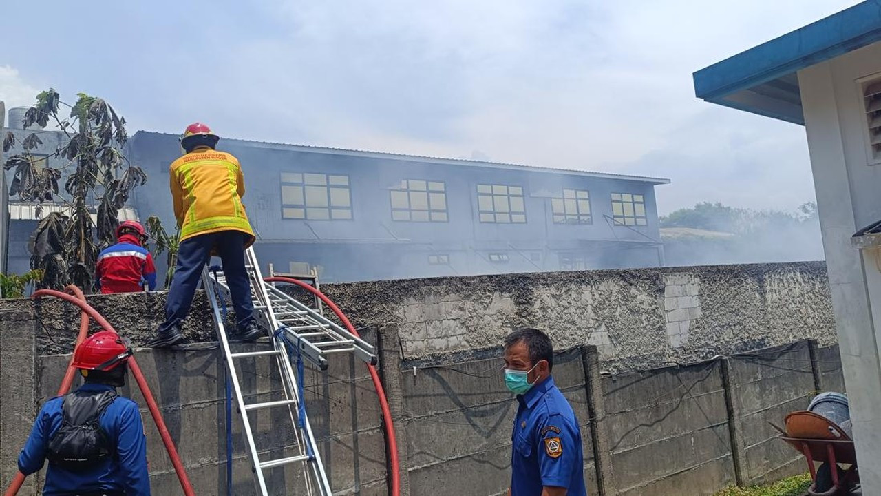 Kebakaran Pabrik Bingkai di Cibinong, Asap Tebal Membumbung Tinggi Kebakaran Pabrik Bingkai di Cibinong, Asap Tebal Membumbung Tinggi