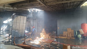 Kebakaran di Pabrik Bingkai Cibinong, Ini Dugaan Penyebab Awalnya