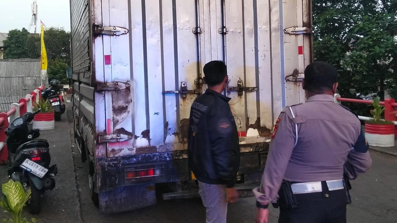 Kecelakaan Motor dan Truk di Ciracas, Pemotor Luka dan Dievakuasi