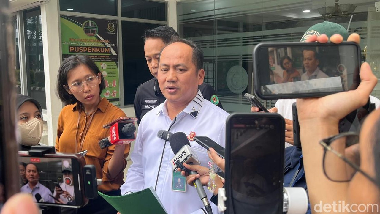 Kejagung Cabut Paspor Riza Chalid dan Jurist Tan untuk Batasi Pergerakan Buron Kejagung Cabut Paspor Riza Chalid dan Jurist Tan untuk Batasi Pergerakan Buron