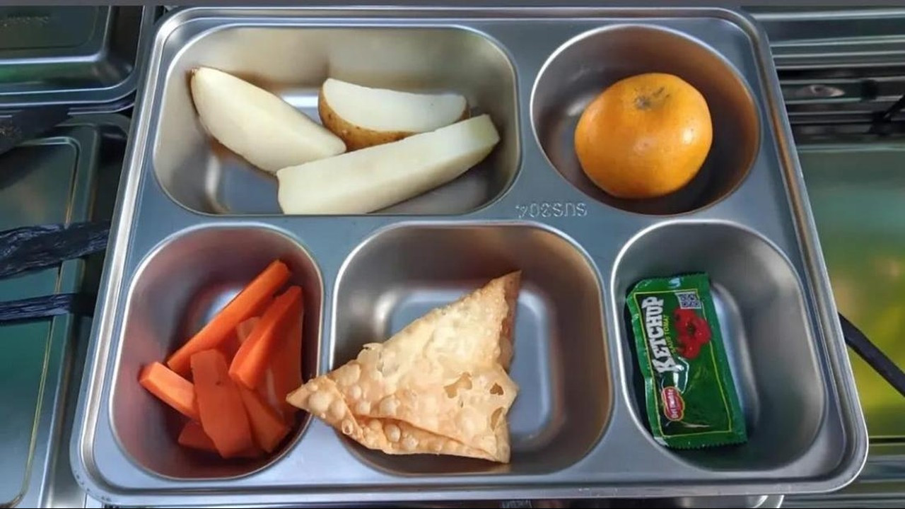 Kepala SPPG Jelaskan Alasan Menu MBG SDN di Depok Berisi Pangsit dan Kentang Rebus Kepala SPPG Jelaskan Alasan Menu MBG SDN di Depok Berisi Pangsit dan Kentang Rebus