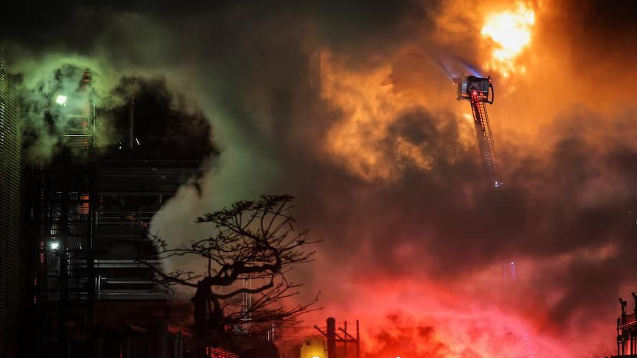 Kilang Minyak Chevron di California Terbakar Hebat, Penyebab Masih Misterius Kilang Minyak Chevron di California Terbakar Hebat, Penyebab Masih Misterius