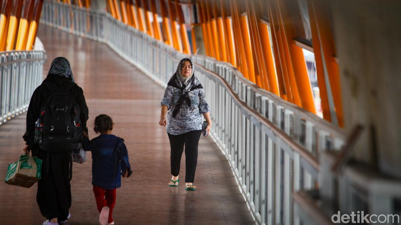 Kotoran Kucing di Skywalk Kebayoran Lama Bikin Tak Nyaman, TransJakarta Siap Tindaklanjuti