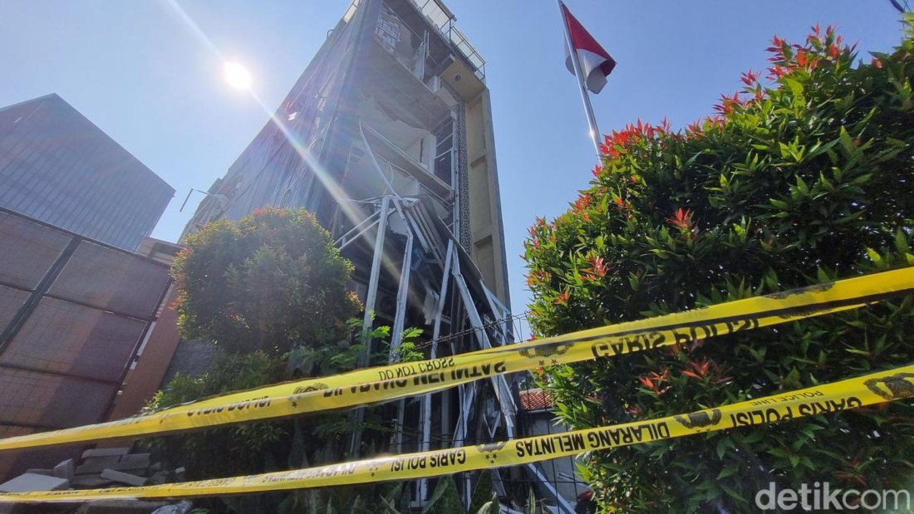 Ledakan di Gedung Farmasi Tangsel, Puing Berserakan dan Polisi Segel Lokasi