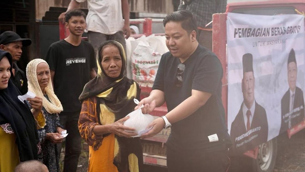 Legislator Gerindra Salurkan Beras Langsung ke Warga Desa Sungai Alat Kalsel Legislator Gerindra Salurkan Beras Langsung ke Warga Desa Sungai Alat Kalsel