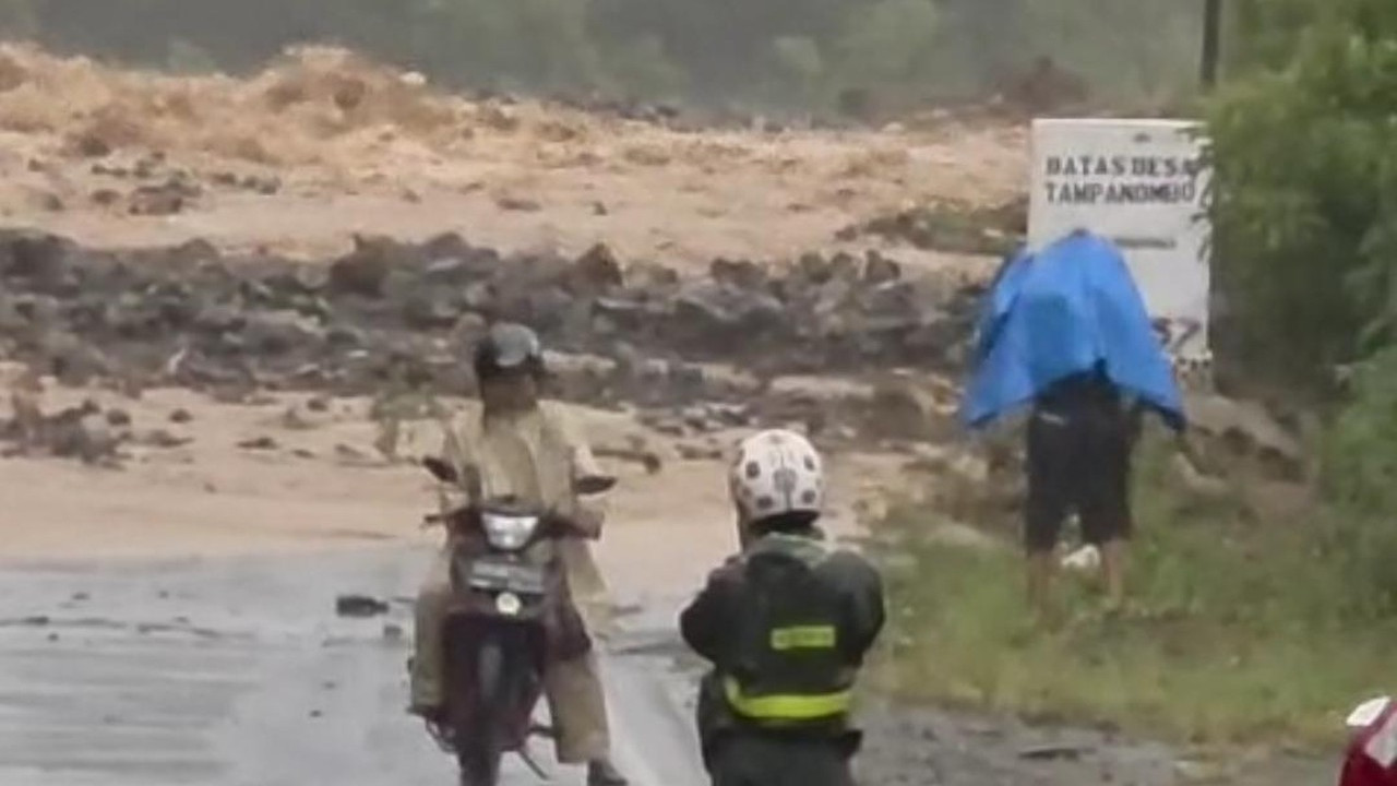 Longsor Tutup Jalan Trans Ampana-Poso, Lalu Lintas di Tojo Una-Una Lumpuh Total