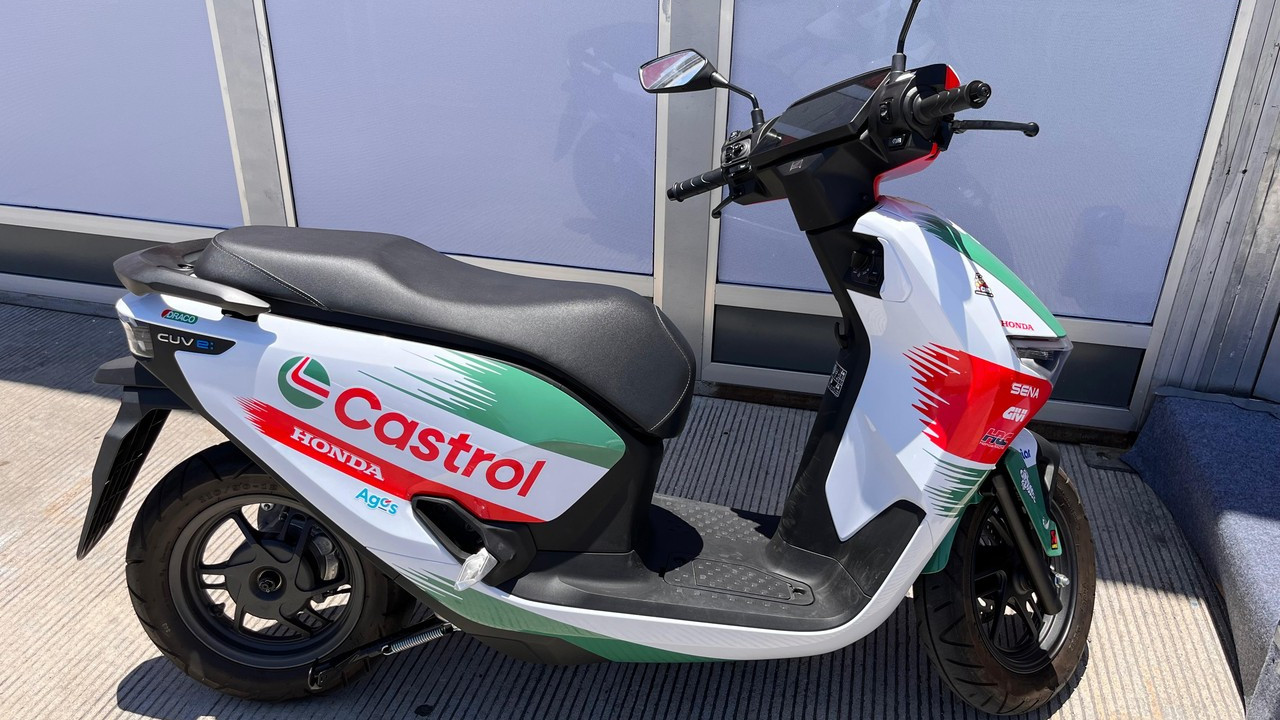 Luca Marini dan Johann Zarco Tampil Unik dengan Honda CUV e: di Paddock Mandalika