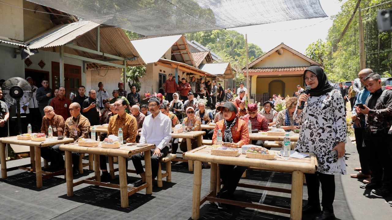 Luhut dan Gus Ipul Tinjau Digitalisasi Bansos di Banyuwangi, Dorong Penyaluran Tepat Sasaran