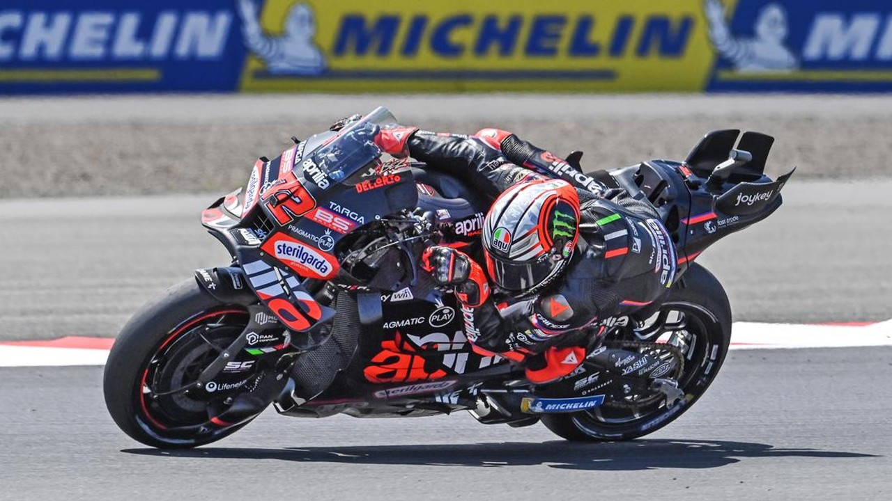 Marco Bezzecchi Juara Sprint Race MotoGP Mandalika 2025, Marc Marquez Terpental